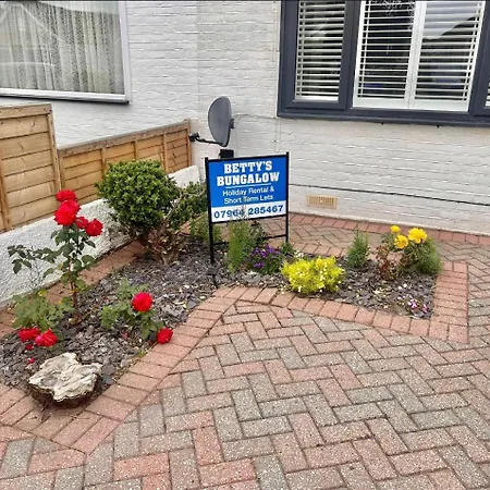 Betty'S Bungalow Lancing Exterior photo